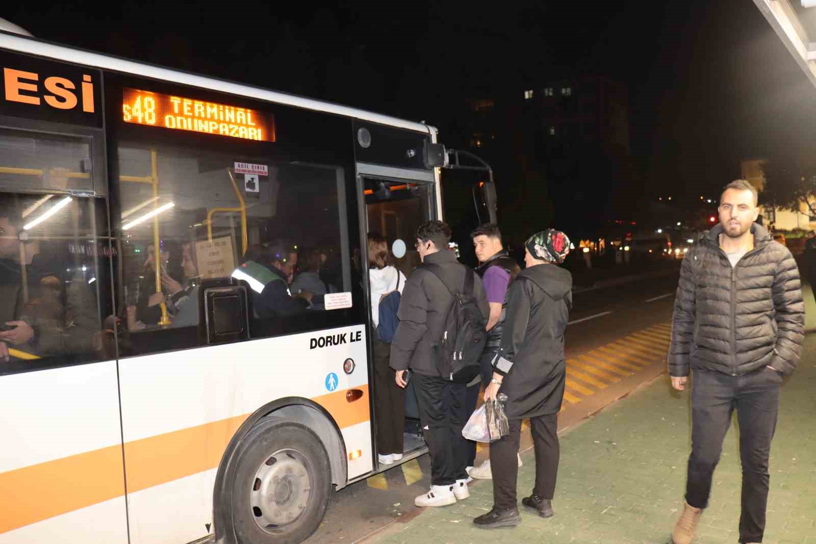 (ÖZEL) Vatandaşların geç gelen belediye otobüsü isyanı