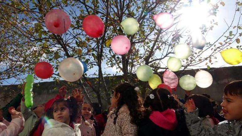 Vanlı çocuklar, ölen Filistinli akranları için ağaçlara balon astı