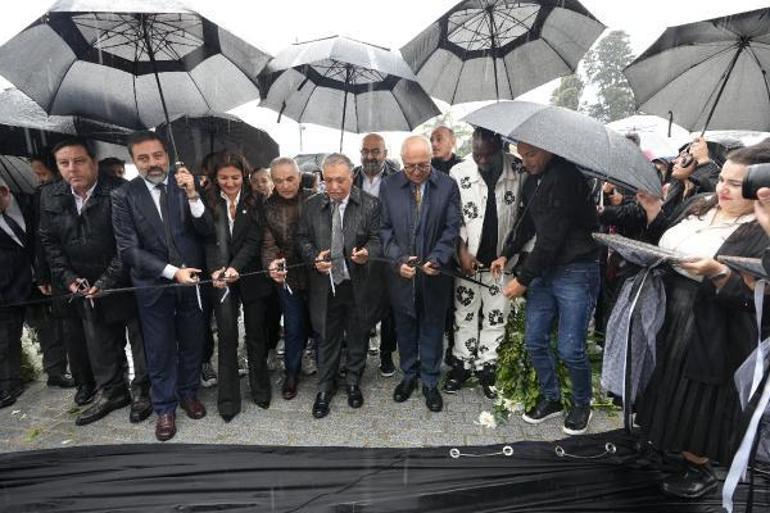Beşiktaş İskele Meydanı'ndaki dev kartal heykelinin açılışı yapıldı