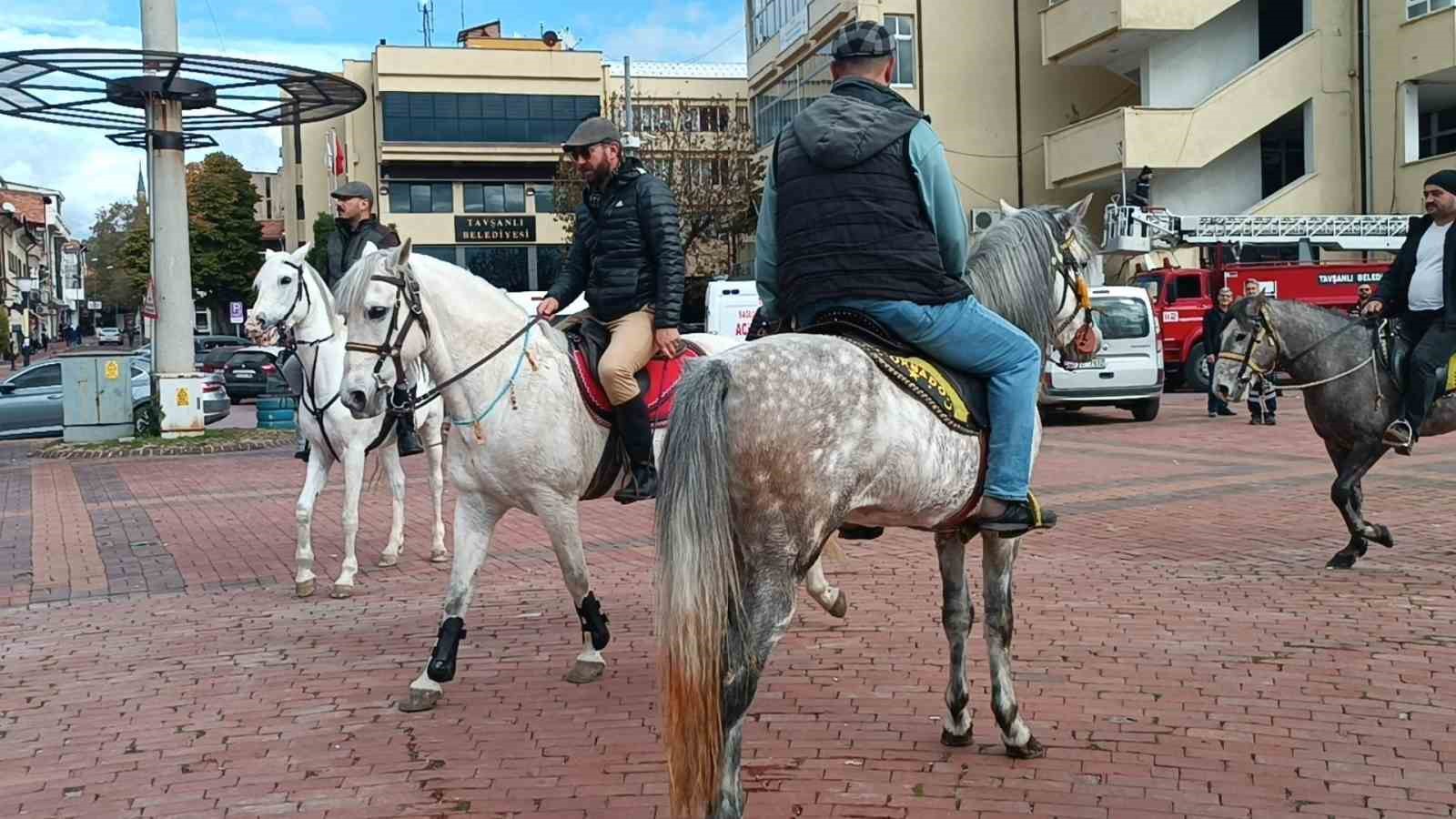 Filistin’e destek için atlarıyla yürüyüş düzenlediler