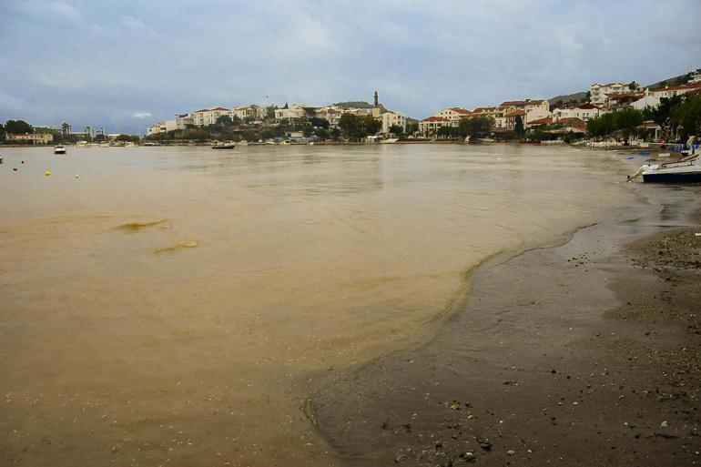 Datça'da sağanağın ardından denizin rengi değişti