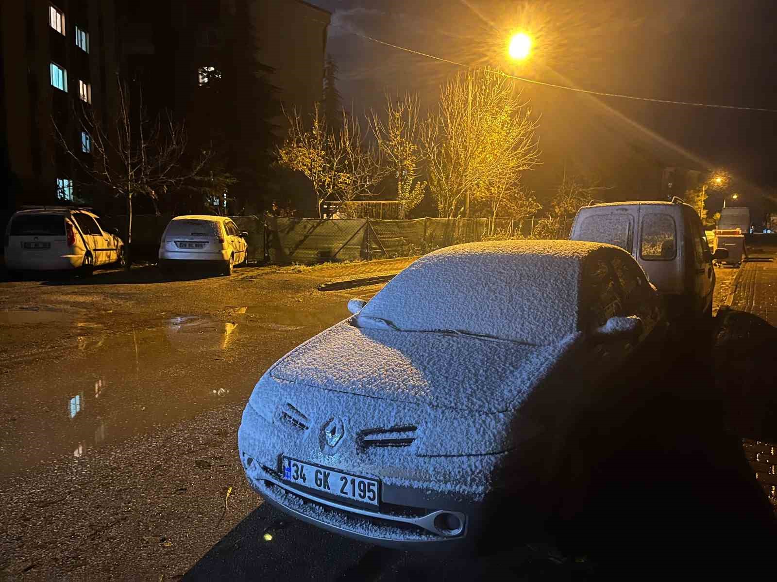 Eskişehir il merkezine mevsimin ilk karı düştü