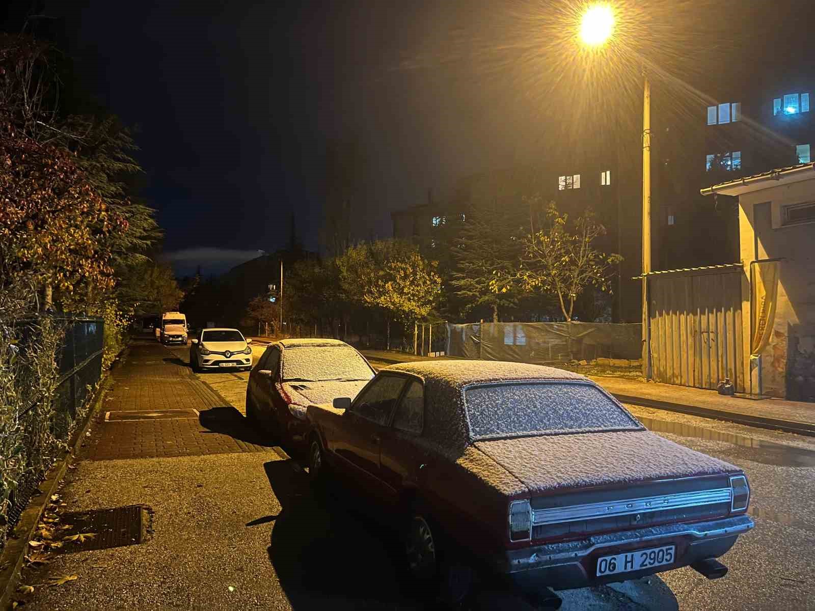 Eskişehir il merkezine mevsimin ilk karı düştü