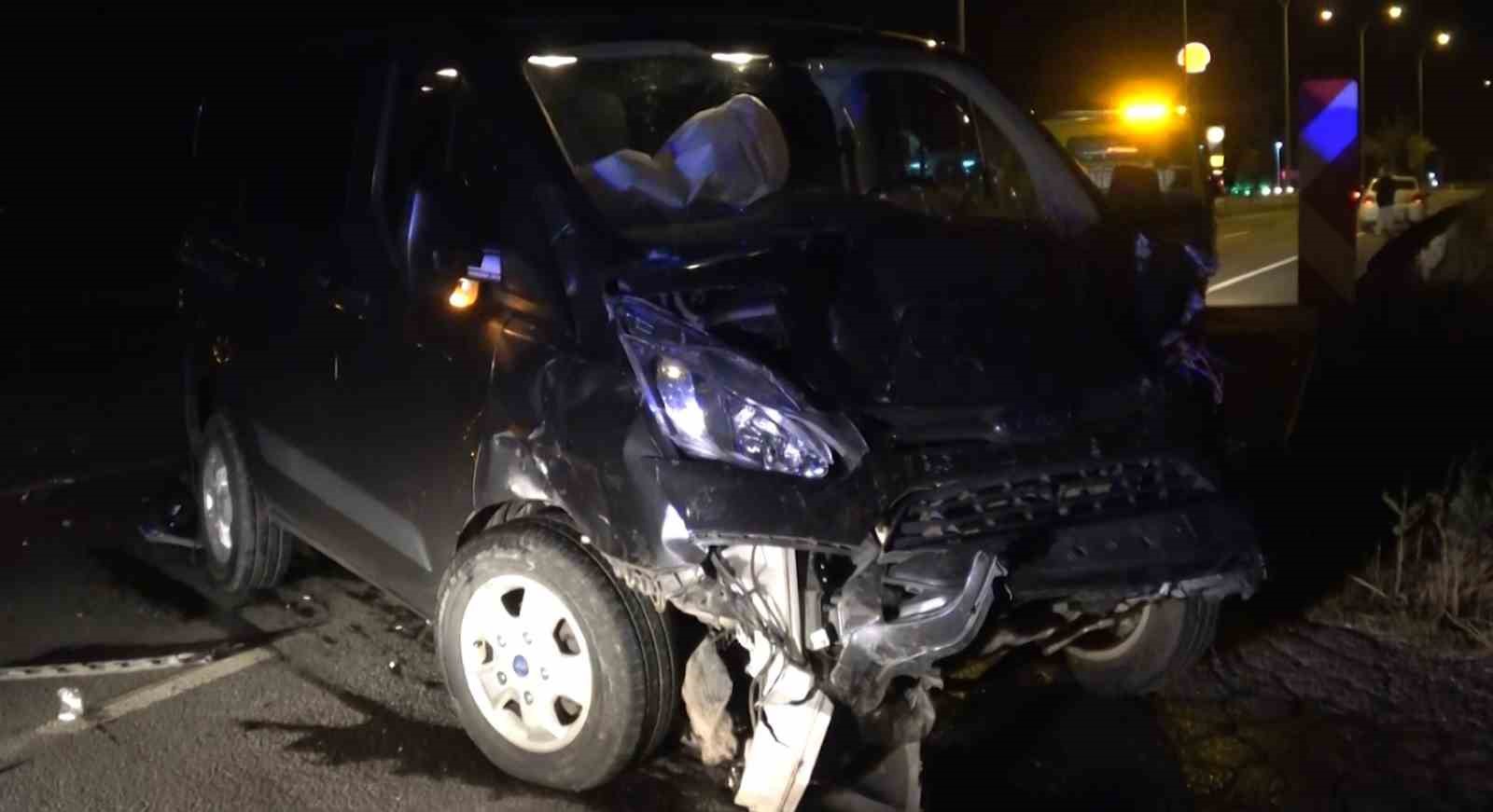 Kütahya’da otomobil ile minibüs çarpıştı: 2 yaralı