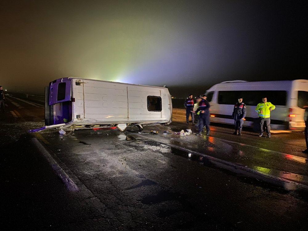 Diyarbakır’da yolcu minibüsü devrildi: Çok sayıda yaralı var