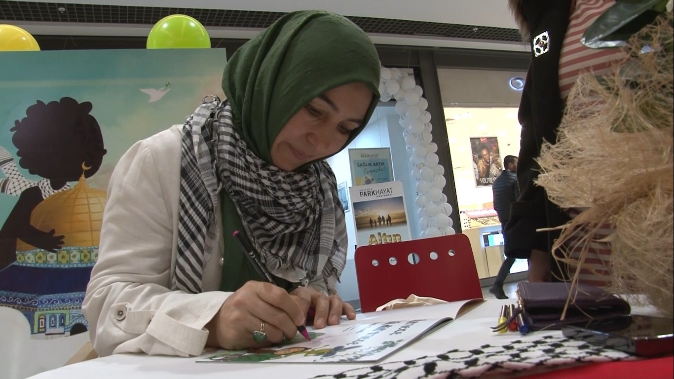 Eğitimci yazar Meltem Koyuncu, kitabının gelirini Filistinlilere bağışlamak üzere stant açtı