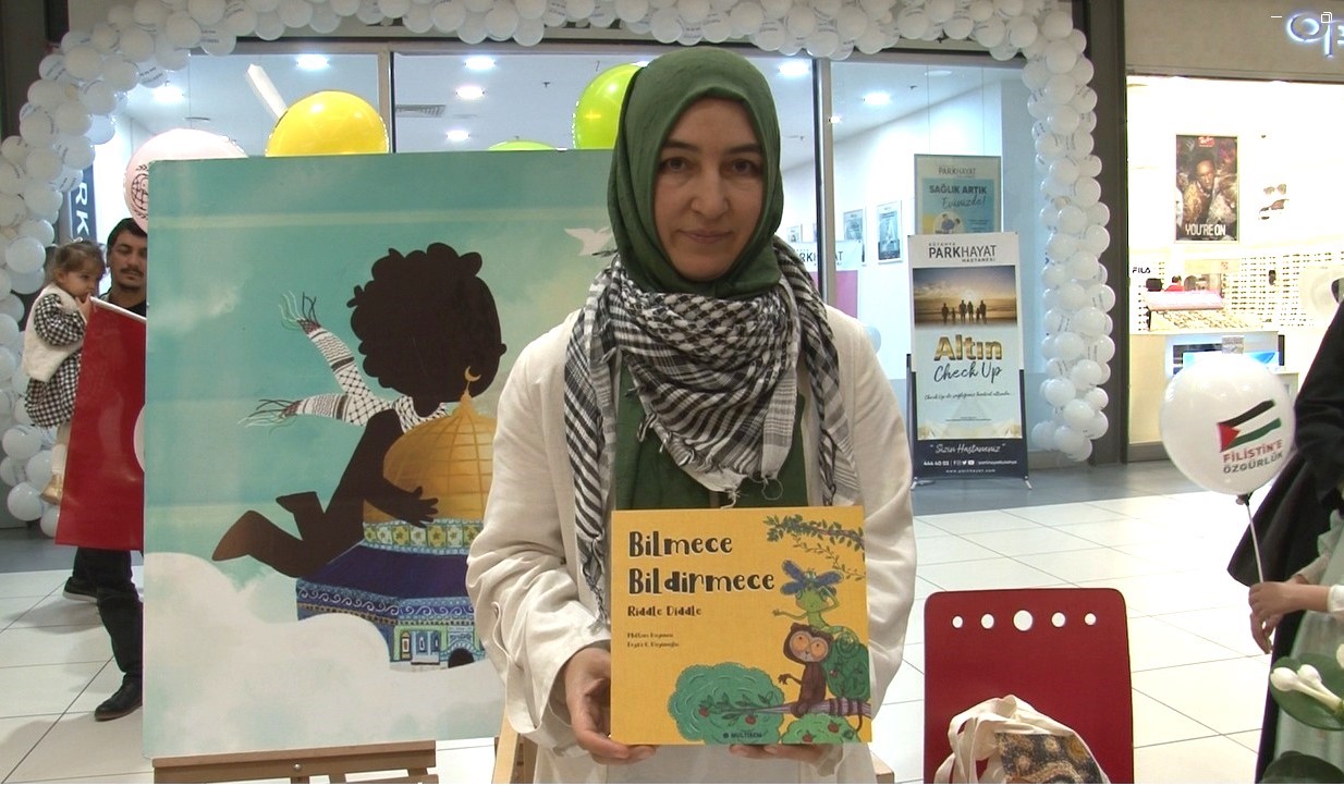 Eğitimci yazar Meltem Koyuncu, kitabının gelirini Filistinlilere bağışlamak üzere stant açtı
