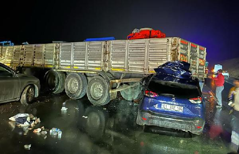 Gaziantep'te, otomobil TIR’ın altına girdi: 1 ölü, 3 yaralı