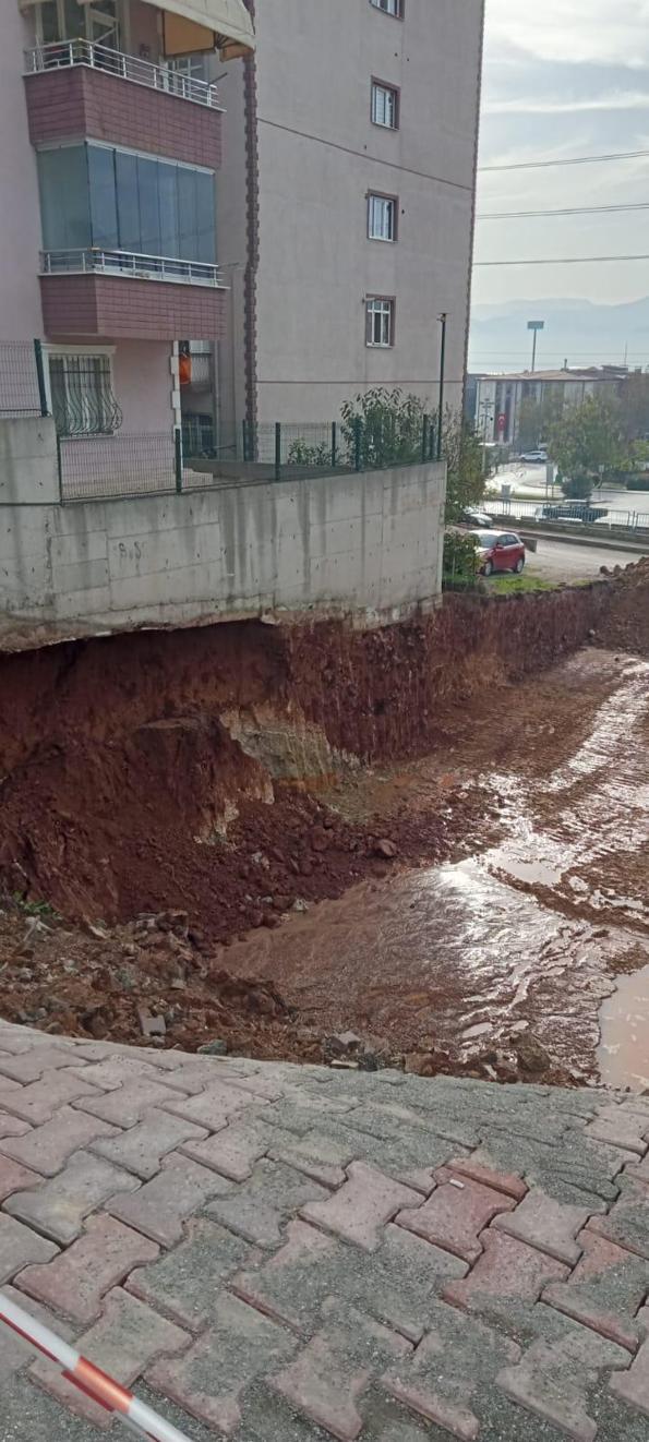 İstinat duvarı çöktü, 6 katlı apartman boşaltıldı