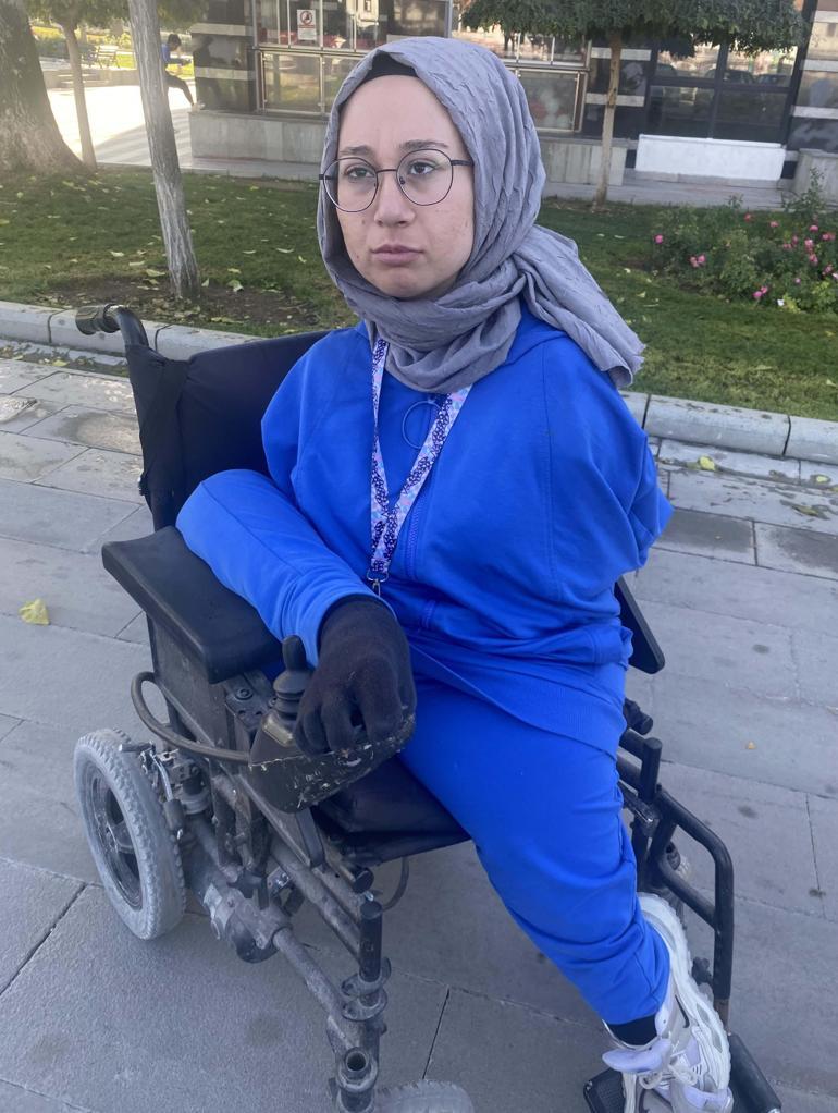 Doğuştan kolları olmayan Resim öğrencisi Ayşe'nin protez mücadelesi