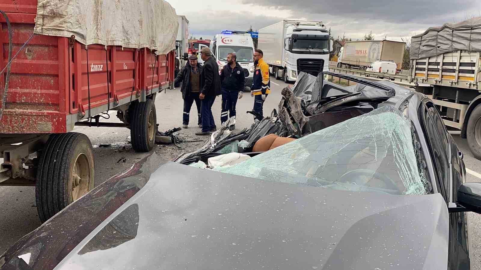 Pancar yüklü römorka çarpan otomobilin sürücüsü yaralandı