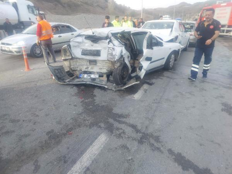 Amasya'da 5 aracın karıştığı zincirleme kazada 5 sürücü yaralandı