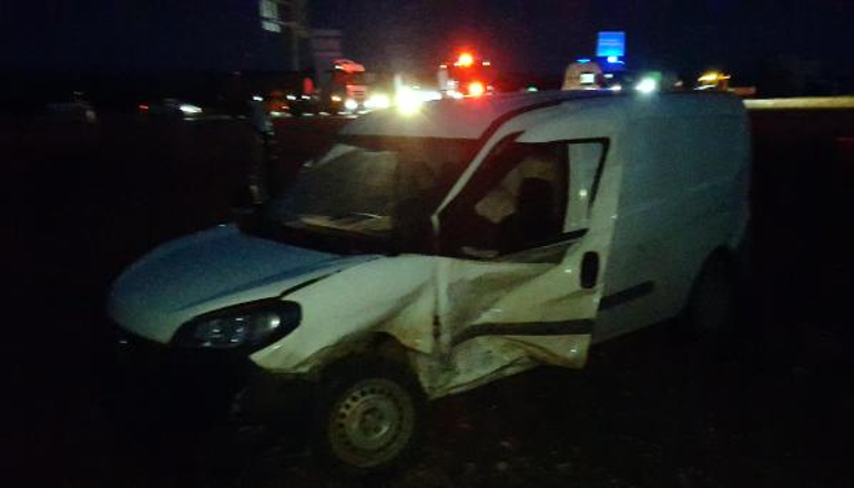 Edirne'de otomobille hafif ticari araç çarpıştı; 6 yaralı