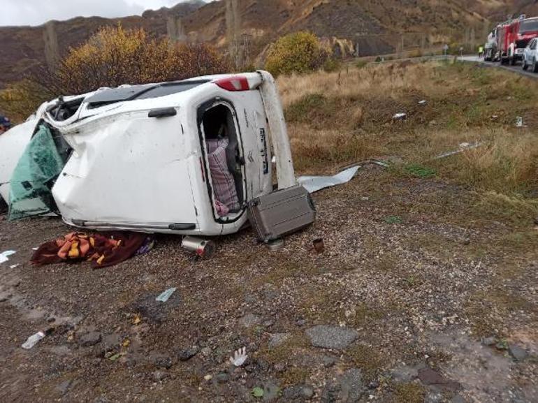 Sivas'ta hafif ticari araç, devrildi: 3 yaralı
