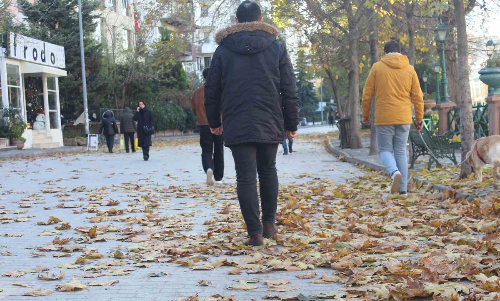 Vatandaşların sararan yapraklar arasında yürüyüş keyfi