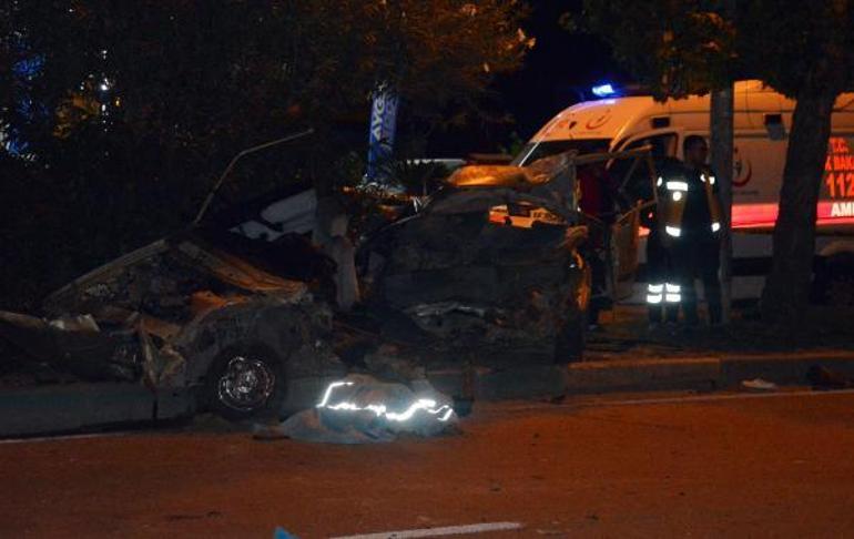 Kontrolden çıkan otomobil refüjdeki ağaçlara çarptı: 3 ölü, 2 yaralı
