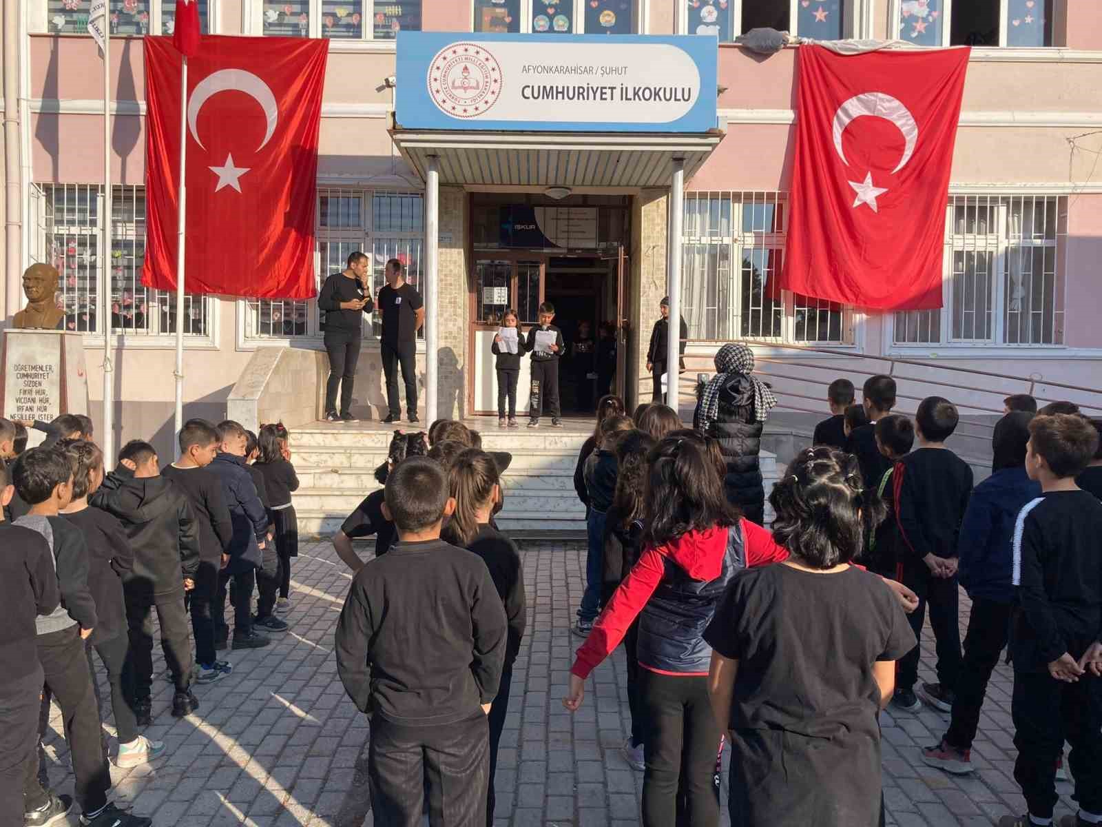 İlkokul öğrencileri Atatürk’ü marşlarla yad etti