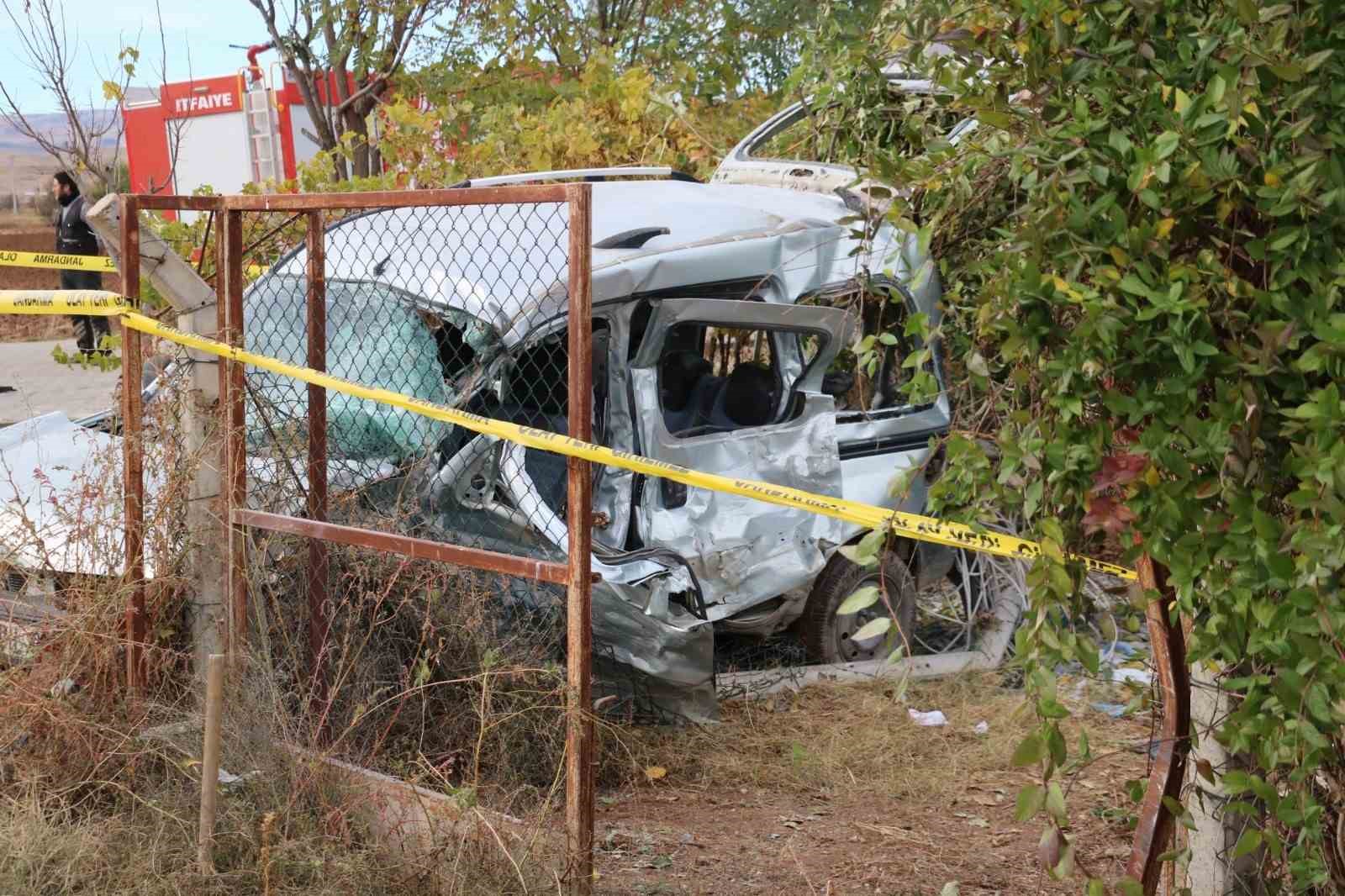 Kamyonet ve hafif ticari aracın çarpıştığı kazada 2 kişi öldü, 3 kişi yaralandı
