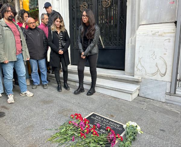 Sebat Apartmanı önüne Hrant Dink için karanfil bıraktılar
