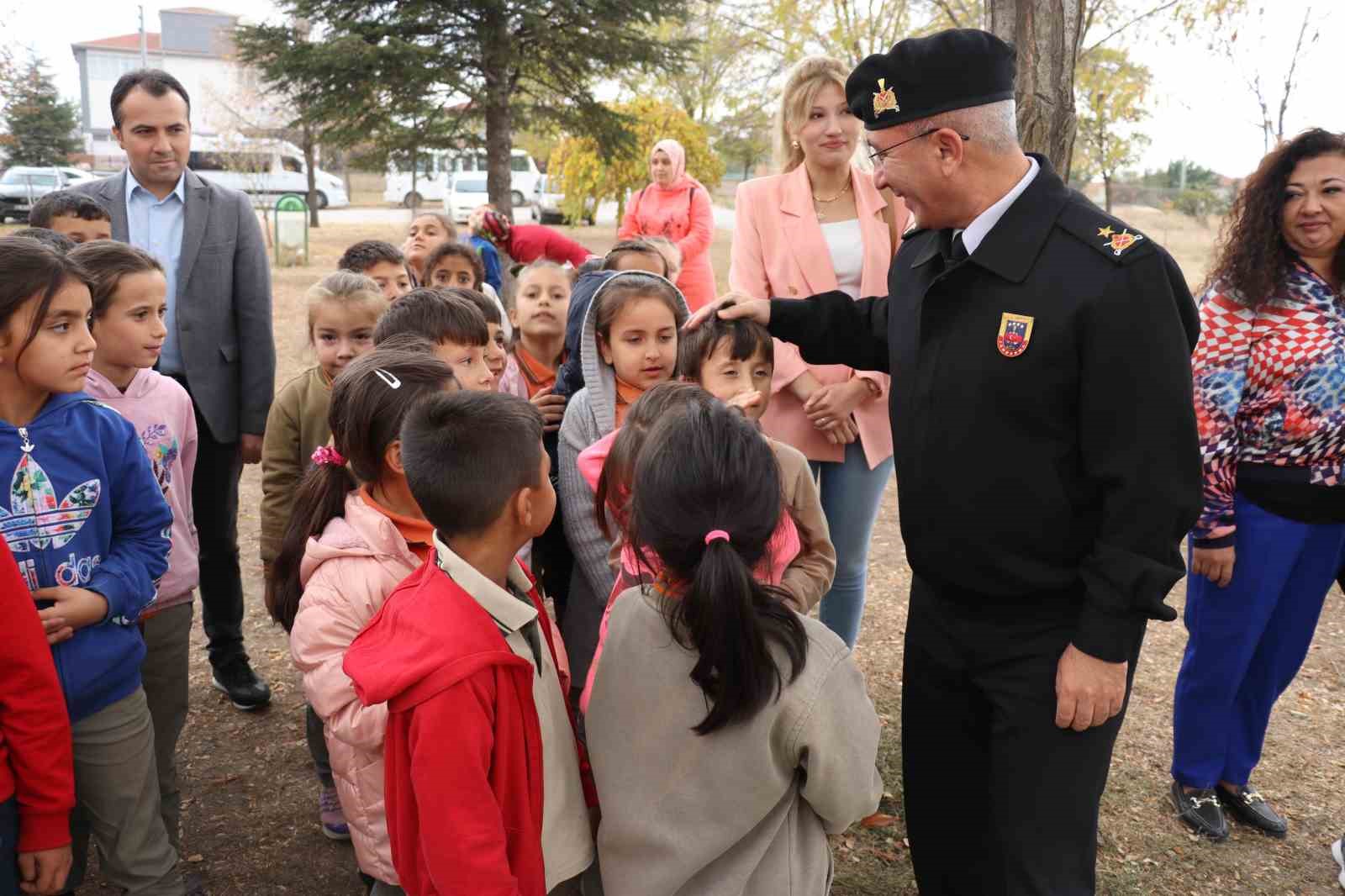 Jandarma ekiplerinden ilkokul ve huzurevi ziyareti