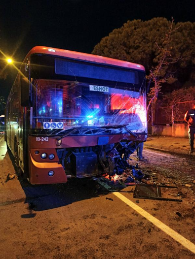Belediye otobüsü ile otomobil kafa kafaya çarpıştı: 1 ölü, 2 yaralı