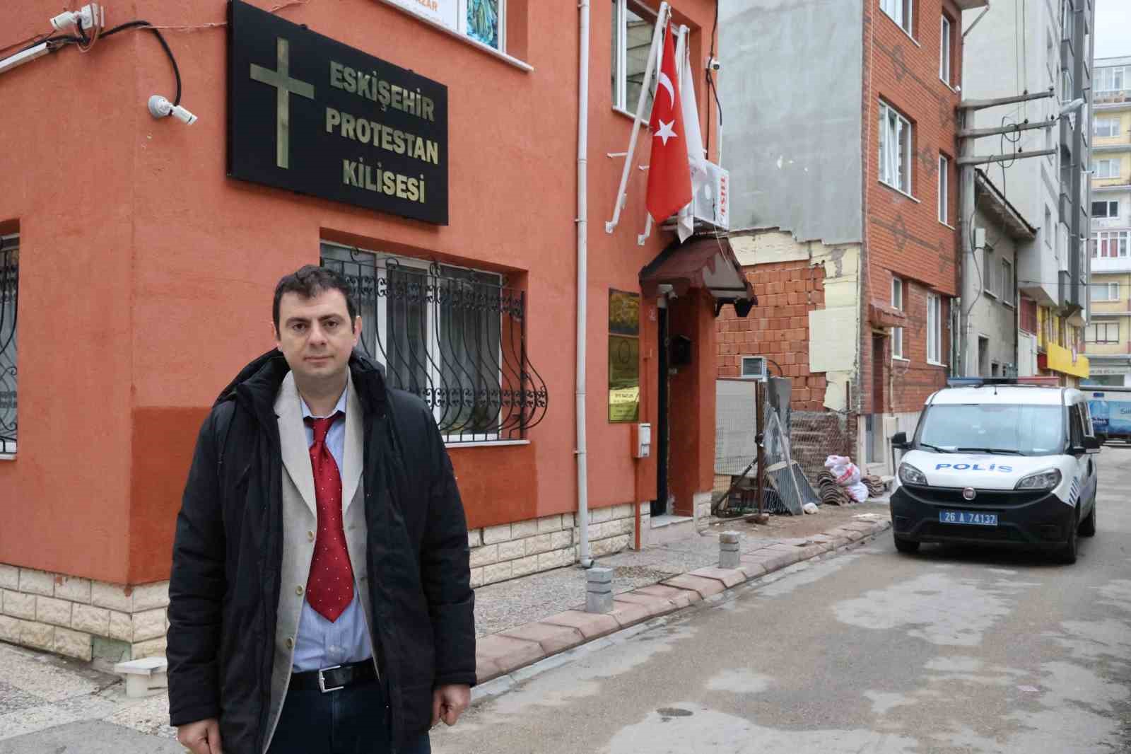 Pastöre tokatlı saldırıyla gündeme gelen kiliseye zorla girmeye çalışan alkollü şahıslar tutuklandı