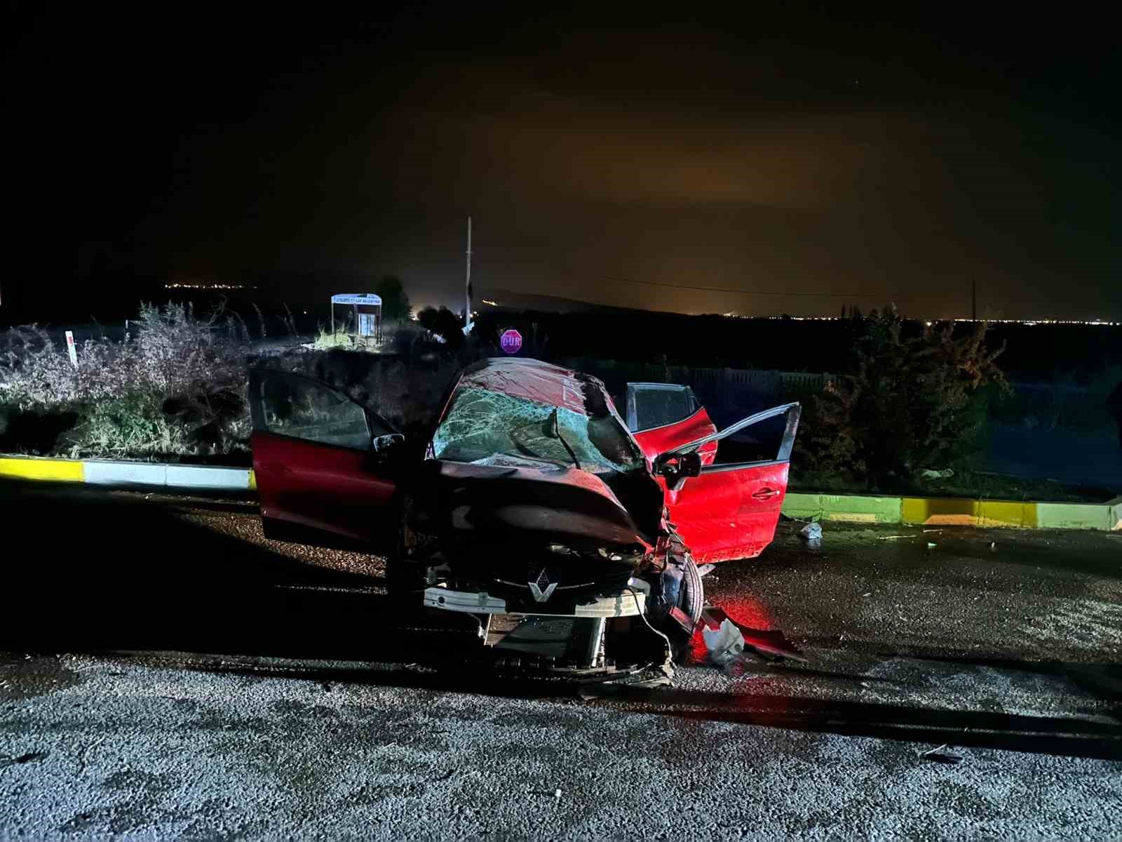 Refüje çarpan otomobil sürücüsü olay yerinde hayatını kaybetti