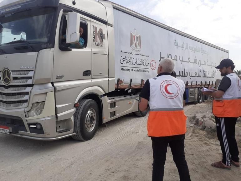 Filistin Kızılayı, insani yardım yüklü 155 kamyonu teslim aldı