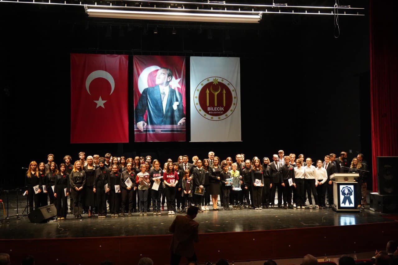 Bilecik’te lise öğrencilerin Atatürk Oratoryosu büyük beğeni topladı