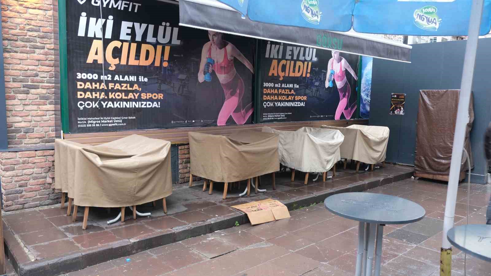 Yağmurdan ürünlerini korumaya çalışan esnaftan brandalı çözüm