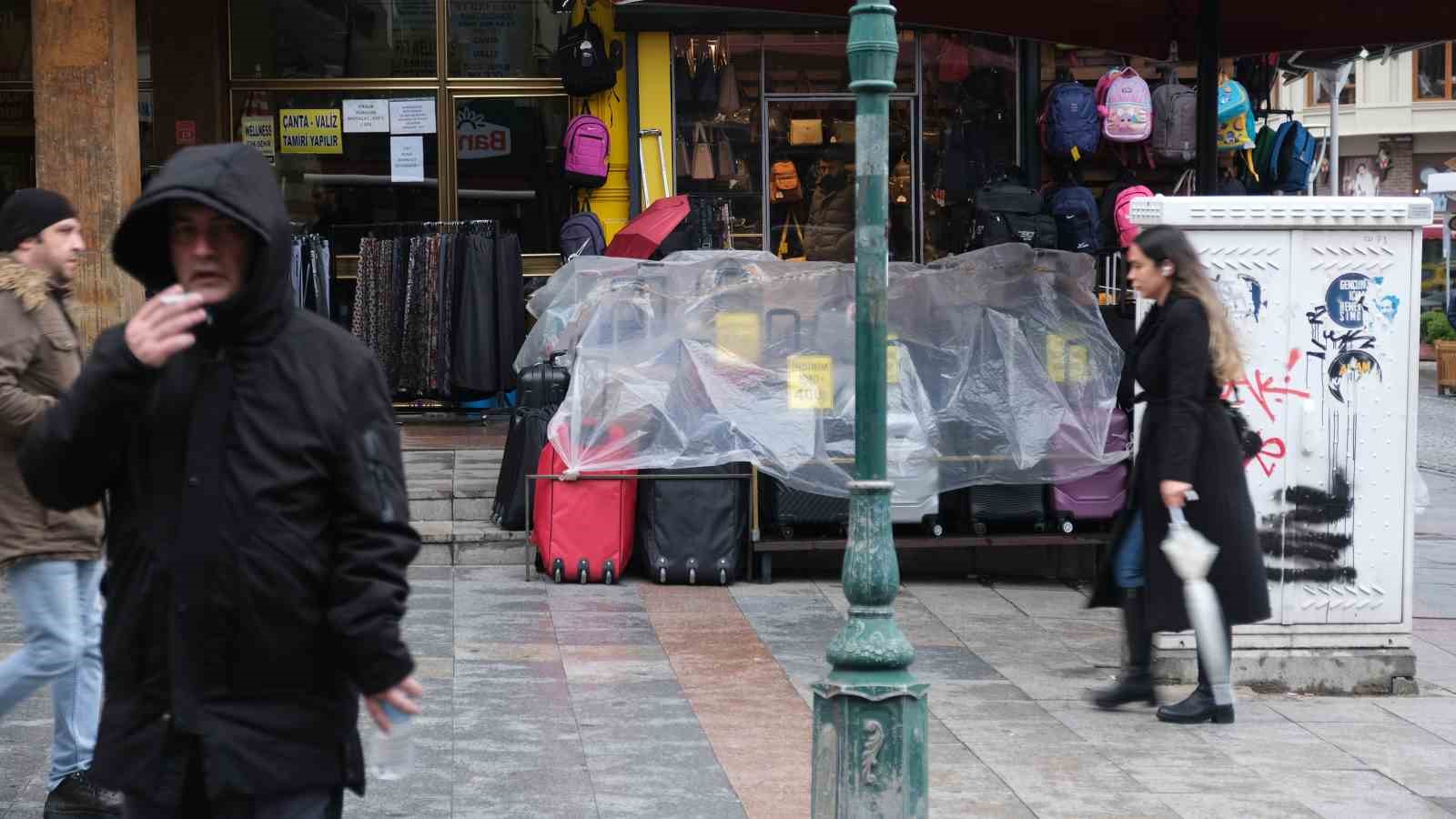 Yağmurdan ürünlerini korumaya çalışan esnaftan brandalı çözüm