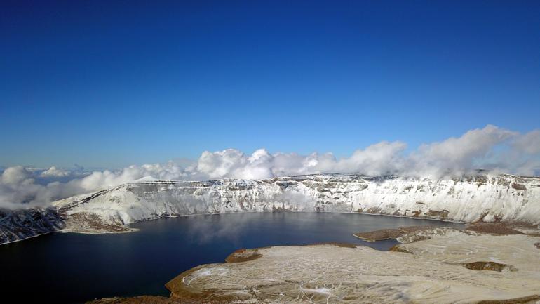 2 bin 250 rakımlı Nemrut Krater Gölü'nde kar güzelliği