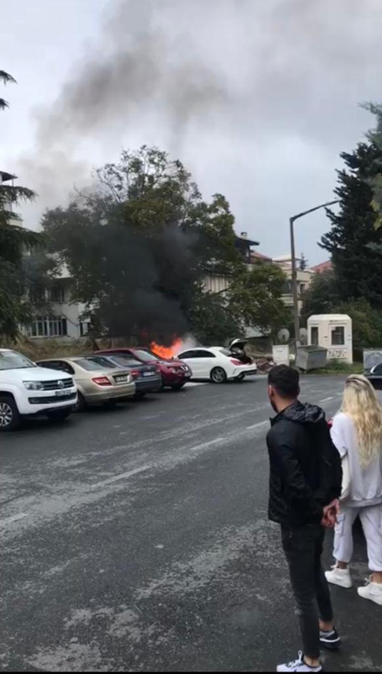 Bakırköy'de park halindeki otomobil alev alev yandı