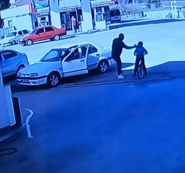 Otomobiline, bisikleti ile çarptığı iddiasıyla çocuğu tokatladı