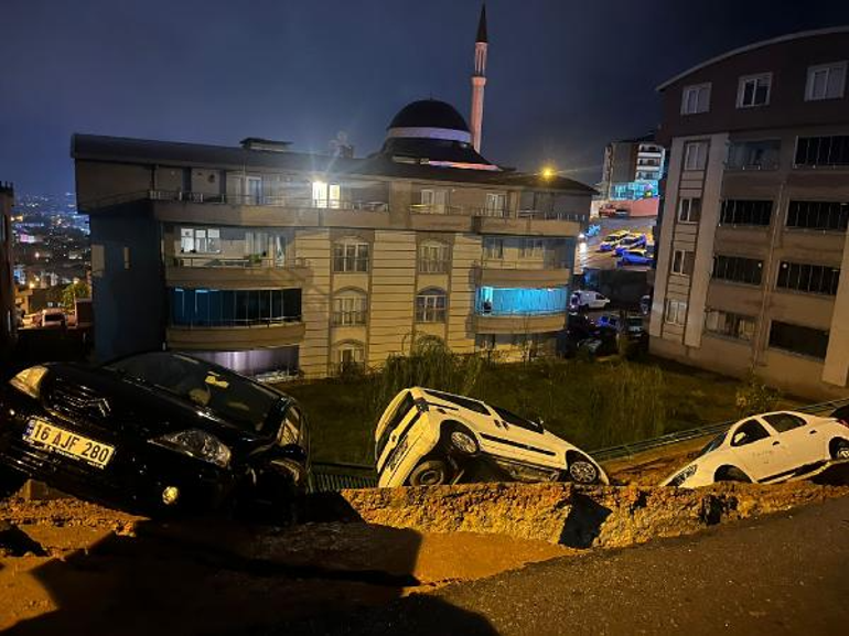 Bursa'da sağanak nedeniyle çöken istinat duvarının çukuruna park halindeki 4 araç düştü