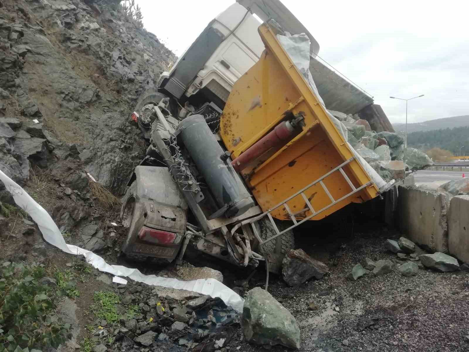 Bilecik’te taş yüklü kamyon devrildi; 1 hafif yaralı