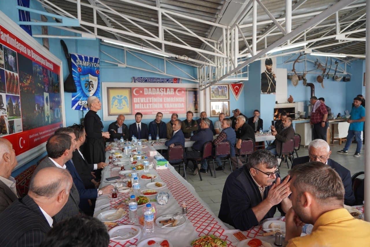 Melek başkan çağ kebabının başına geçti, Erzurumlulara kendi eliyle kebap ikram etti