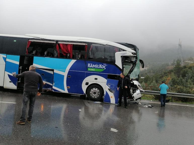 Yolcu otobüsü, aniden şerit değiştiren hafriyat kamyonuna çarptı; kaza anı kamerada