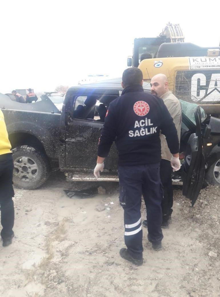 Eskişehir'de ekskavatöre çarpan kamyonetteki baba-kız öldü