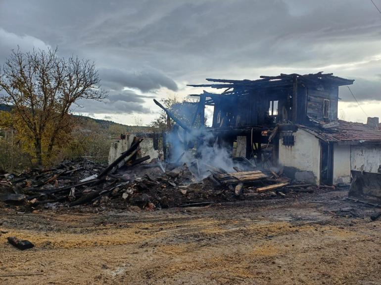 2 katlı ahşap ev yandı, alevlerin arasında kalan çift yaşamını yitirdi