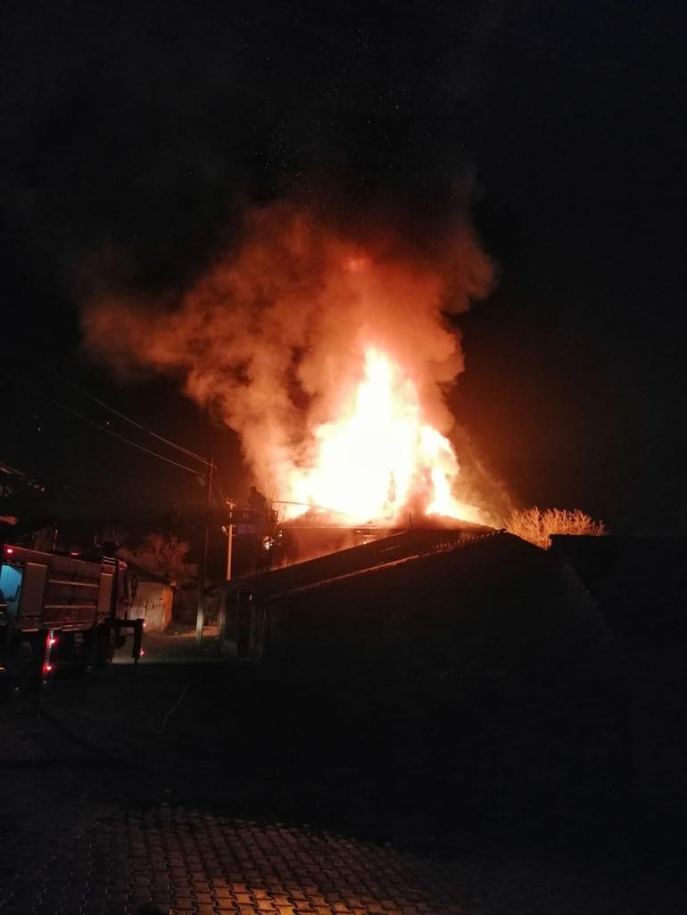 2 katlı ahşap ev yandı, alevlerin arasında kalan çift yaşamını yitirdi