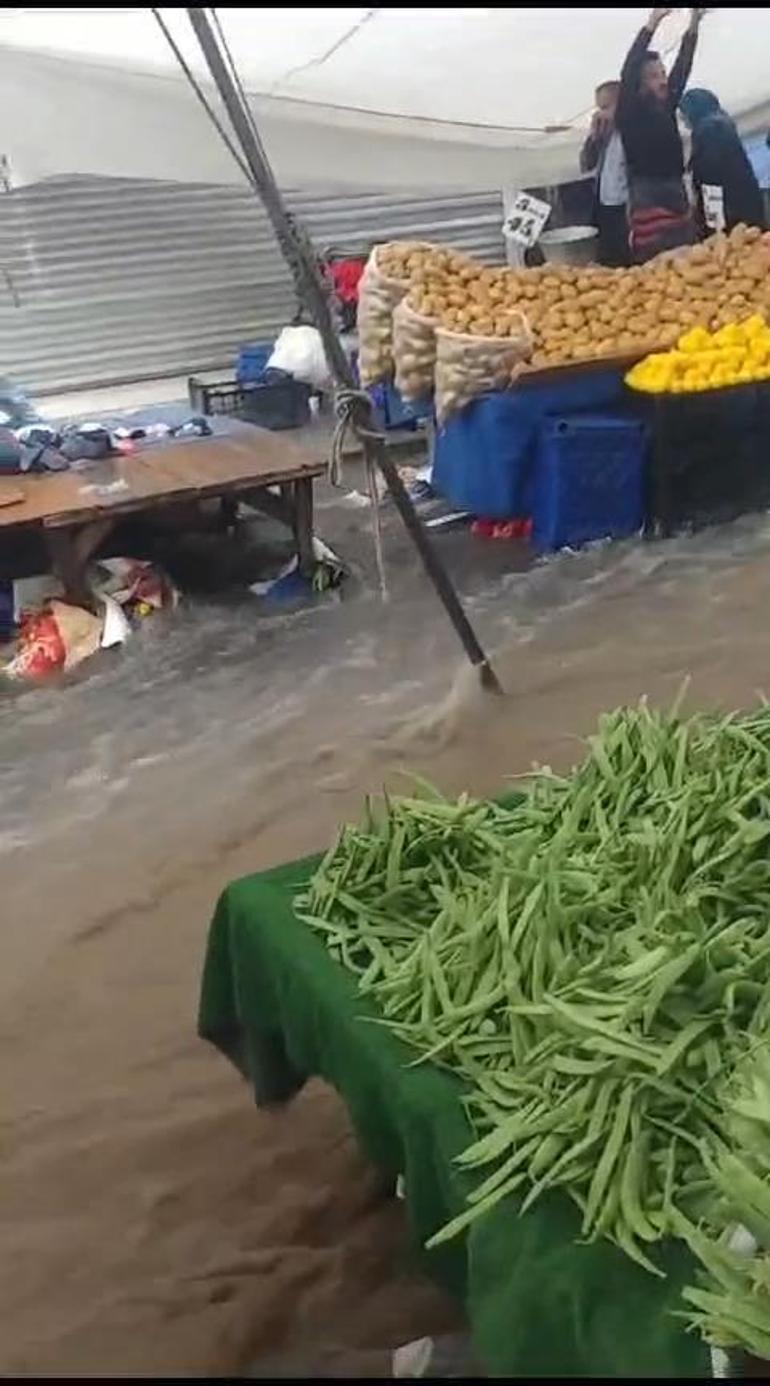 Gaziosmanpaşa'da sağanak yağış: Pazar yerini su bastı