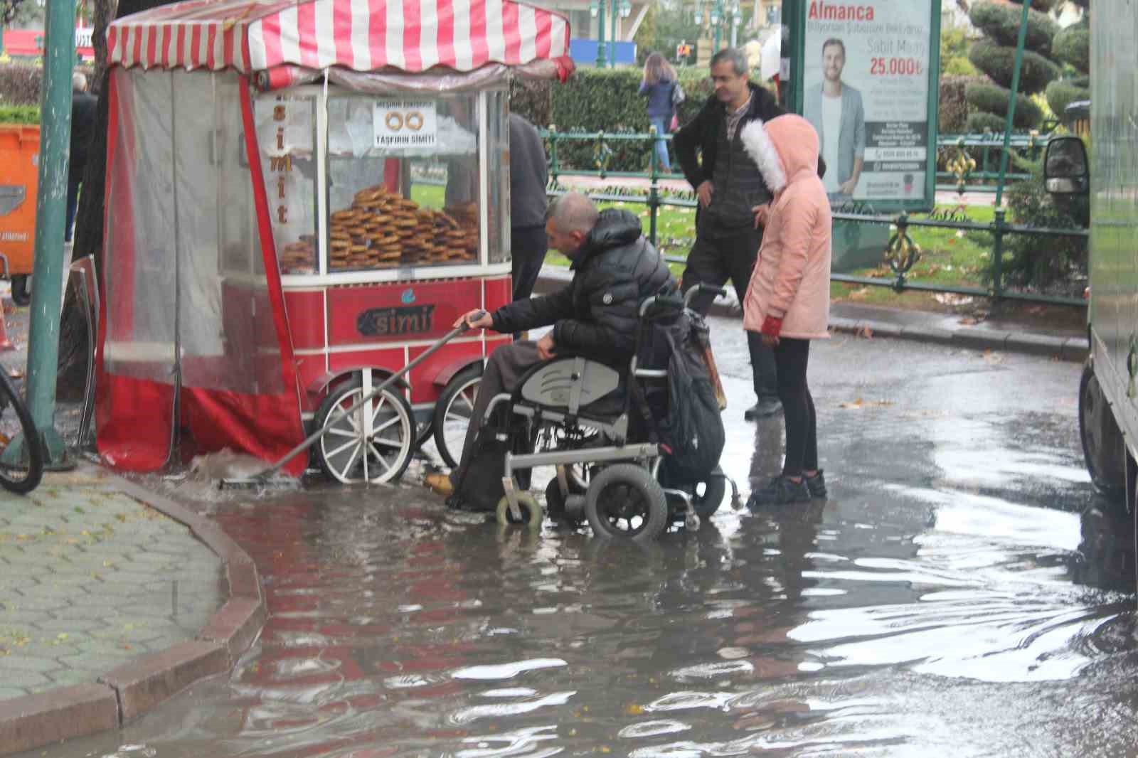 Su içinde kalan engelli vatandaşa ait simit arabasını kurtarmak için yardıma koştular