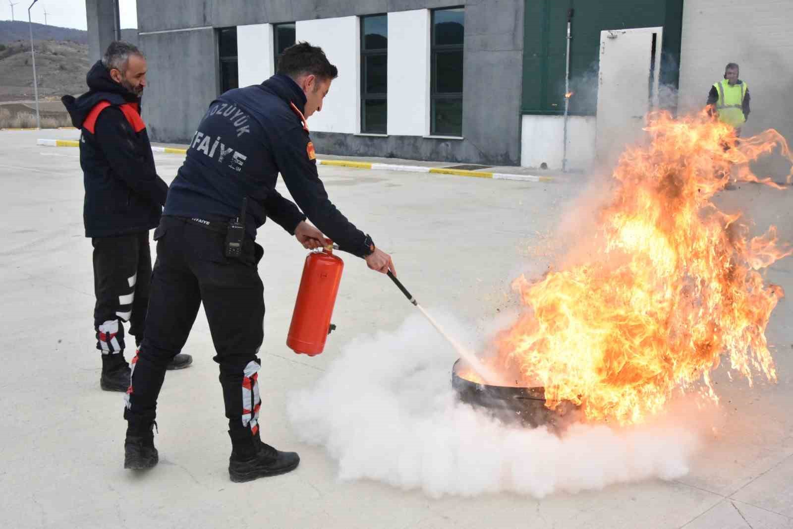 Bozüyük Belediyesi İtfaiyesi’nden fabrikada yangın eğitimi