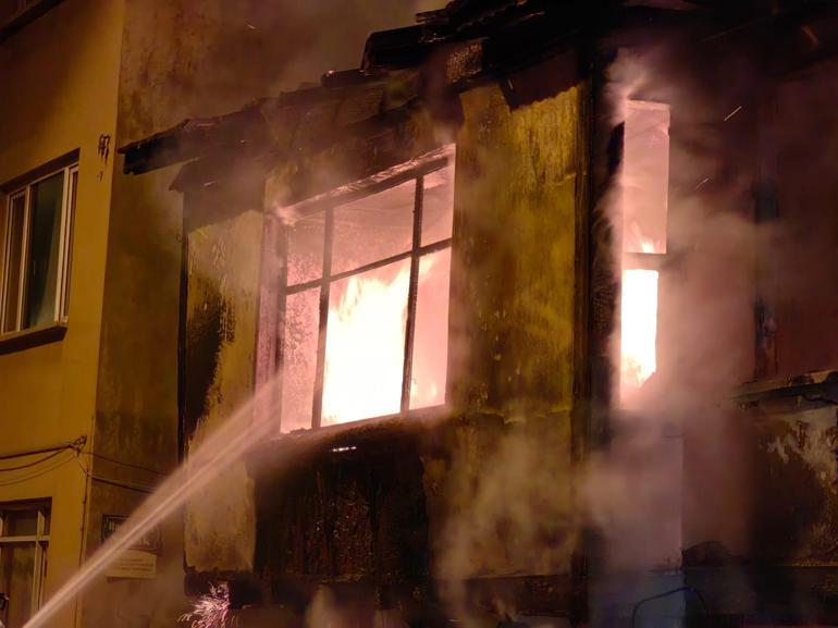 Bursa'da devrilen elektrikli ısıtıcıdan çıkan yangında 2 katlı ev harabeye döndü: 1 yaralı