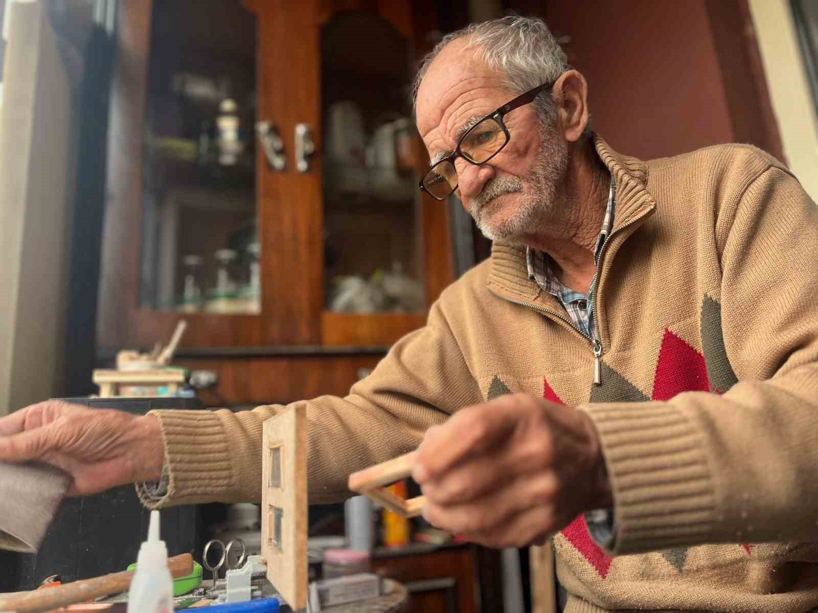 Ölen eşinin acısını unutmak için kendini maket ev yapmaya adadı