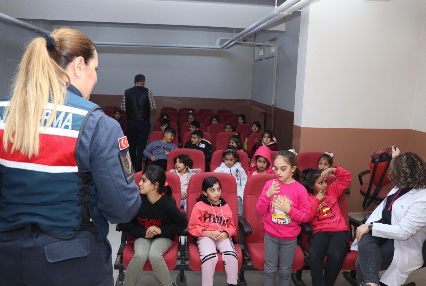 Jandarma ekiplerinden ilkokul öğrencilerine ziyaret