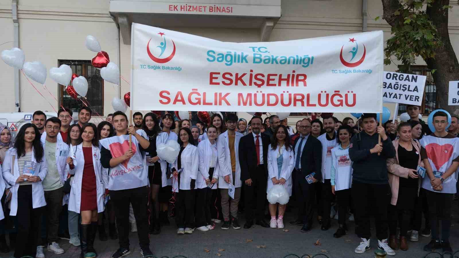 Sağlık çalışanları ve vatandaş ‘Organ Bağışı Haftası’ yürüyüşünü gerçekleştirdi