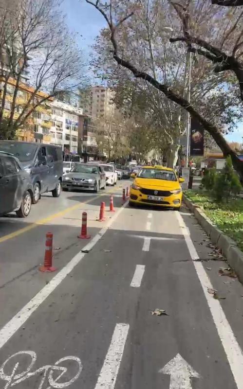 Bağdat Caddesi'ndeki bisiklet yolu tehlike saçıyor