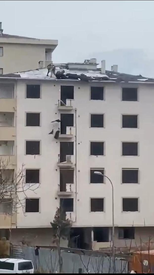 Kadıköy'de 6 katlı binanın çatısındaki tehlikeli çalışma kamerada